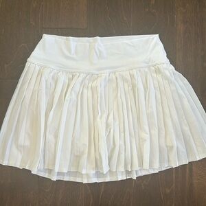 Aerie white pleated skirt